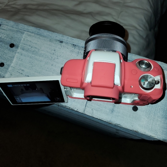 SOLD-Canon Eos M50 mirrorless digital camera - Picture 5 of 13